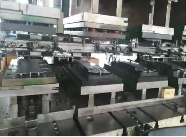 汽車(chē)門(mén)外殼單機(jī)多工位自動(dòng)化沖壓現(xiàn)場(chǎng) 三次元機(jī)