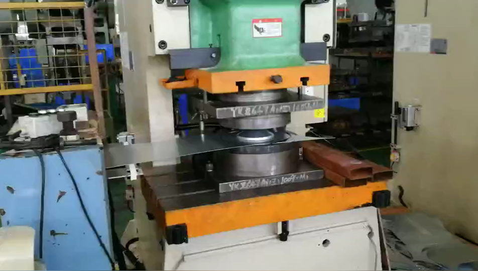 過(guò)濾器沖壓無(wú)人車(chē)間，機(jī)器人代替人工